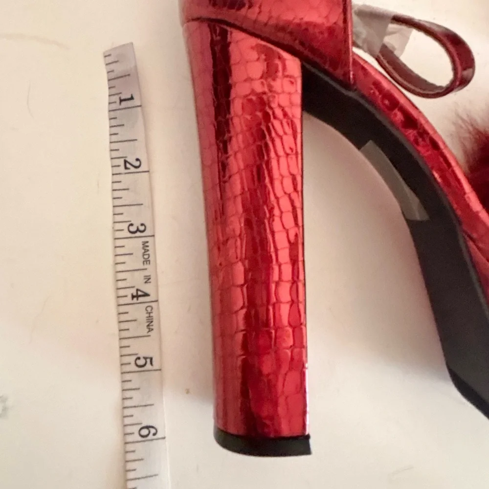 AKIRA Azalea Wang Mingle Burgundy Faux Fur Platform Sandals, Sz 7 NIB (Defect)